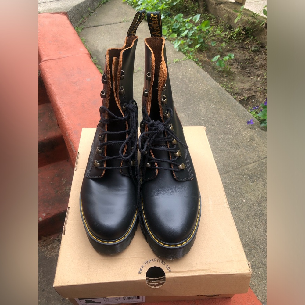 Dr. Martens Leona